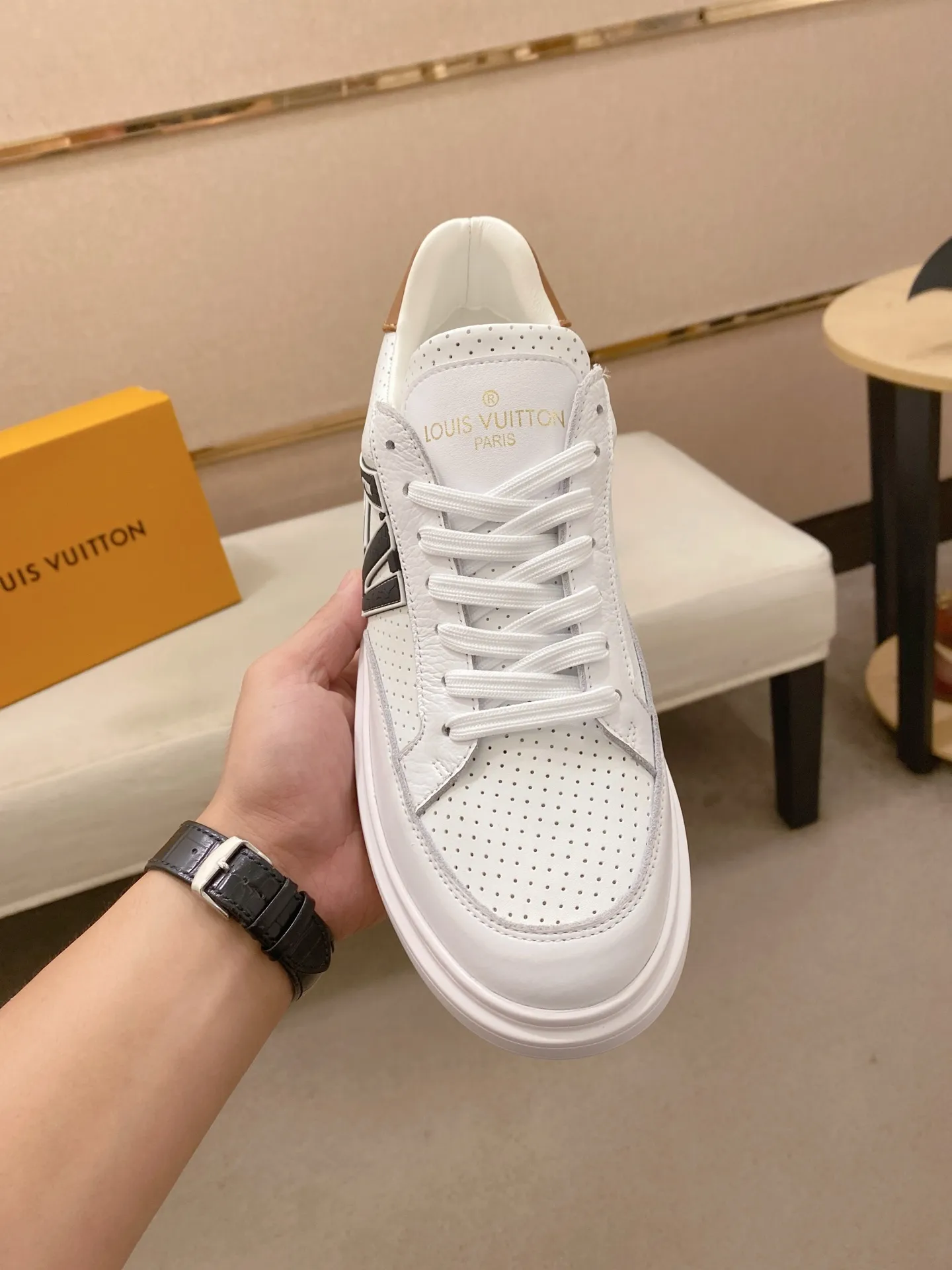 Men's shoes 💰: 420💰🎉🎉LV~Louis Vuitton trendy men's shoes New shipments Latest matching The same style as the official website Super high quality Hot sales of the season [strong] [strong] [strong] Selected first-layer cowhide, comfortable cowhide lining, original last, comfortable on the foot, wear-resistant rubber outsole Size number: 38-44.